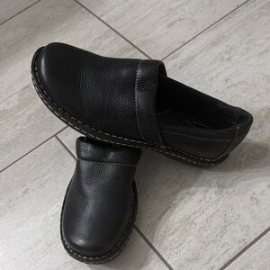 Boc ..Black pebbled leather Loafers..clog style ladies
Size 6.5M
